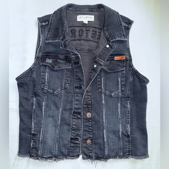Idyllwind Denim Vest with 'FREE TO ROAM' Patch on the Back - Picture 5 of 12